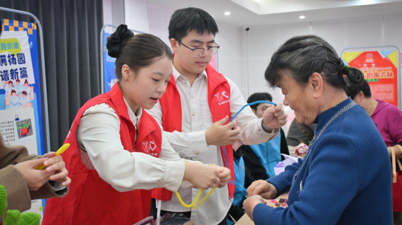 湖北大學“藝術夢工廠”走進社區(qū) 以美育人，校地共建開啟志愿服務新篇章